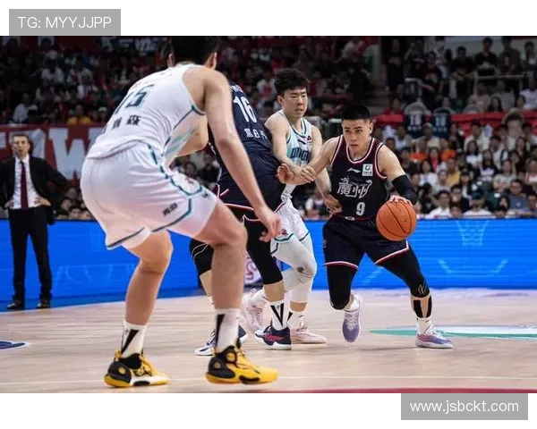 中国篮球队在国际赛场大胜对手,展现出强大实力和团队合作精神 中国篮球队在国际赛场大胜对手,展现出强大实力和团队合作精神