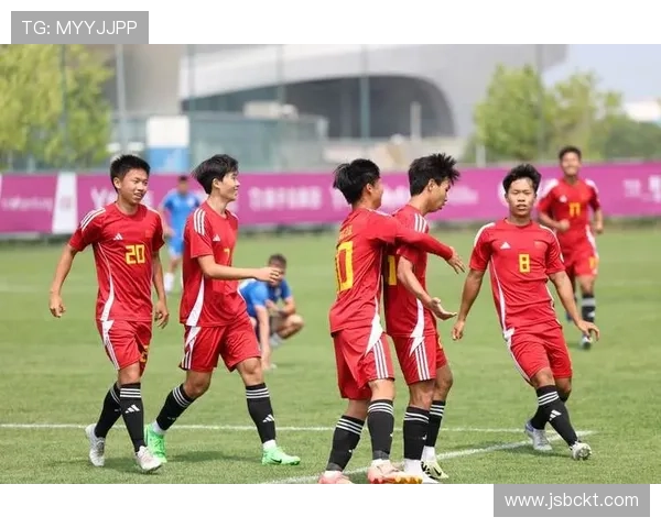 中国足球队备战世界杯预选赛,主帅强调年轻球员成长与团队协作重要性 中国足球队备战世界杯预选赛,主帅强调年轻球员成长与团队协作重要性