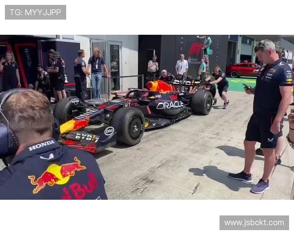 F1赛季最新动态：红牛车队再度称霸，梅赛德斯与法拉利展开激烈角逐