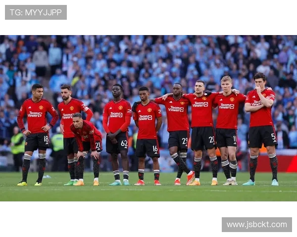 欧洲足坛最新动态：曼联与巴萨争夺年轻天才，转会市场再度火爆