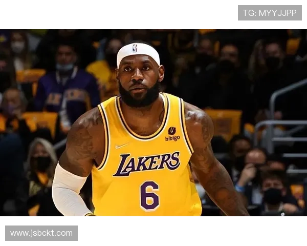 湖人队新赛季备战动作频繁 詹姆斯与戴维斯展现默契并欲冲击总冠军